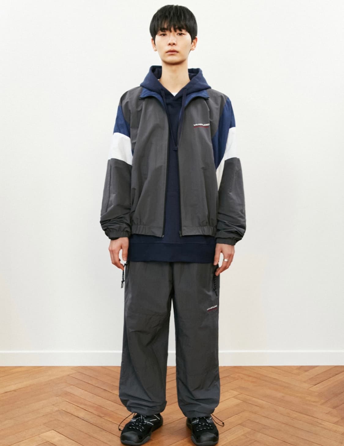 비바스튜디오 TRACK JACKET KS [CHARCOAL] 바람막이 상품이미지2