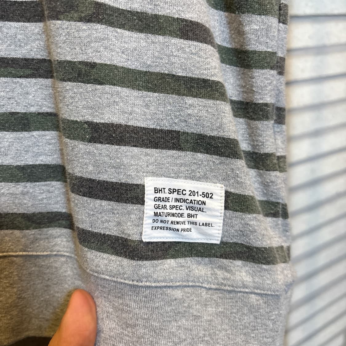 빔즈 스프라이프 스웻셔츠 카모패턴 라벨패치 디테일 그레이 상품이미지6