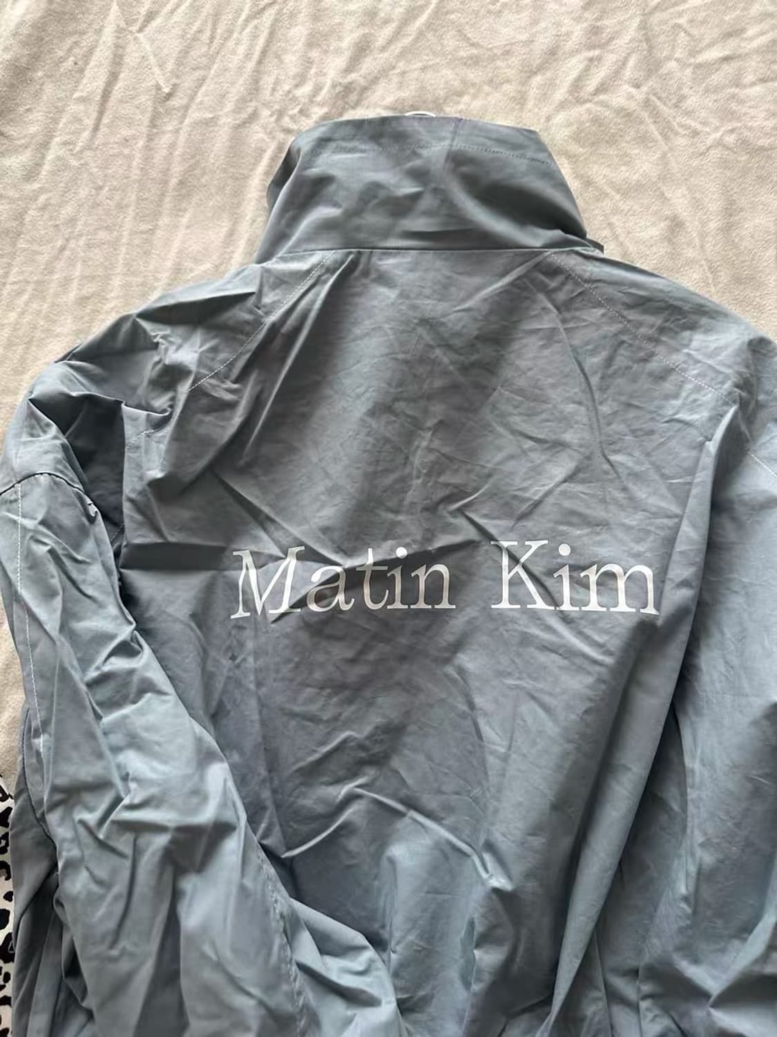 [새상품] 마뗑킴 코팅 크롭 블루종 상품이미지3