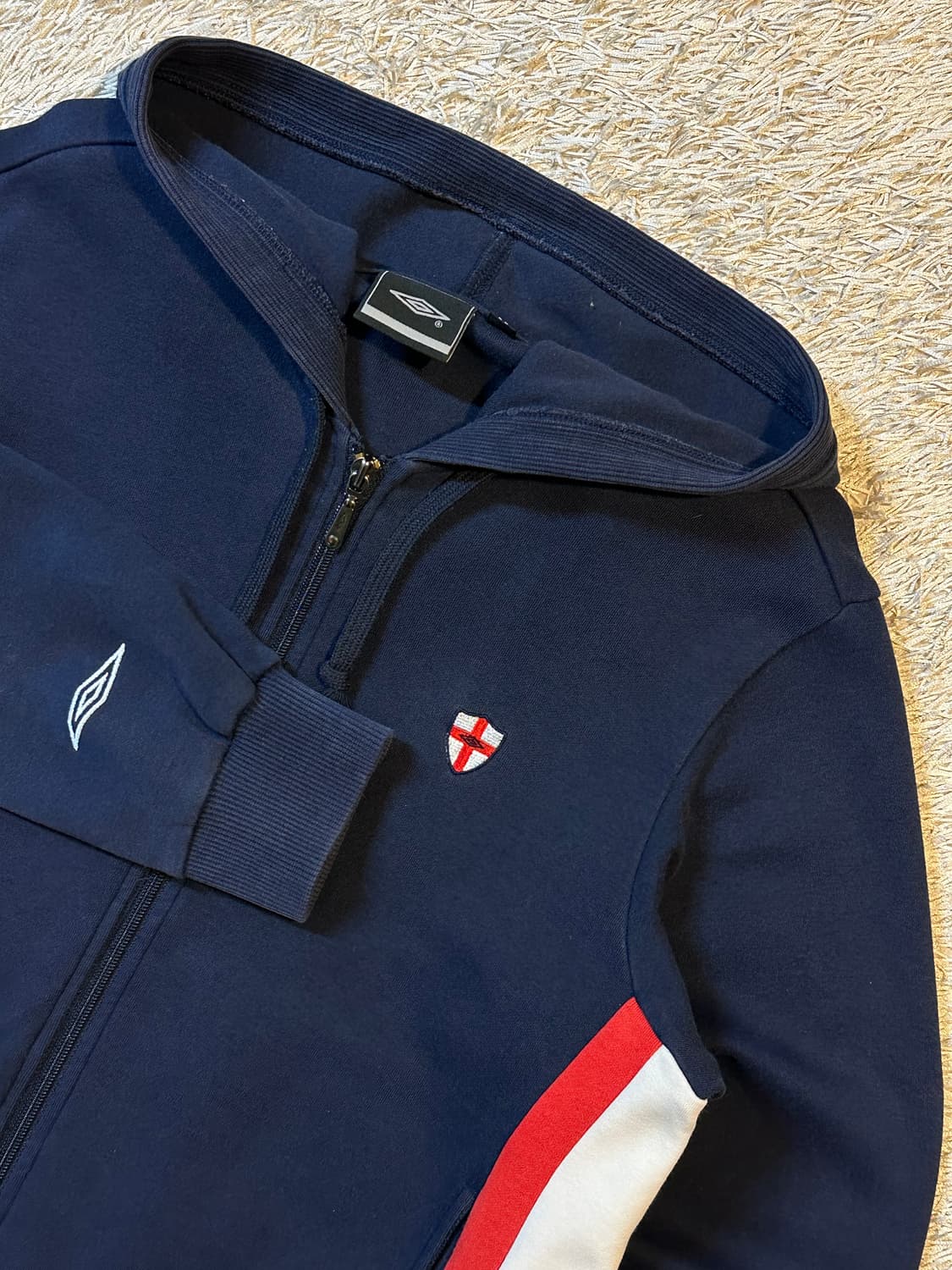 희귀) 엄브로 잉글랜드 올드스쿨 백로고 배색 후드집업 네이비 상품이미지2