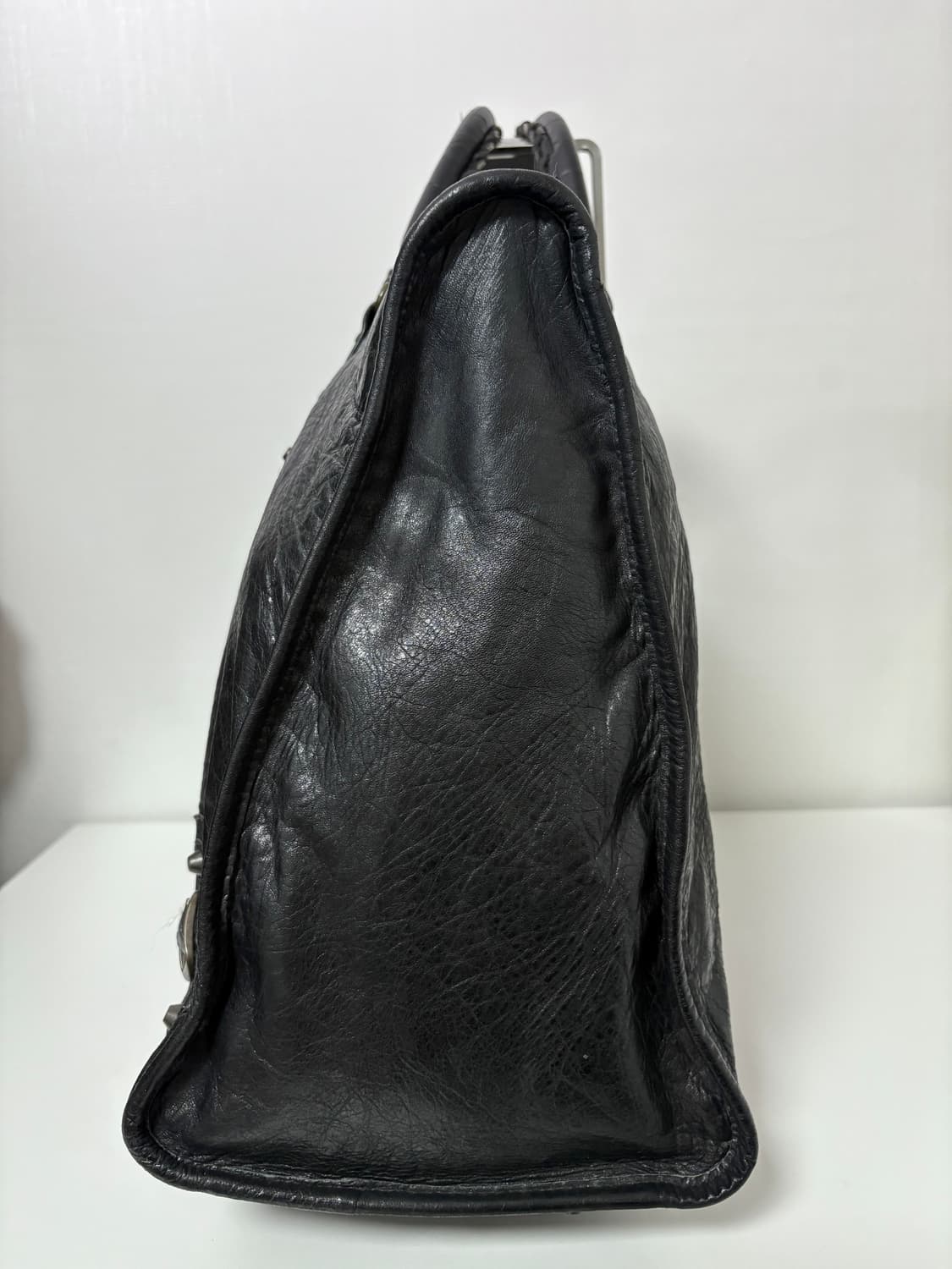 발렌시아가 위켄더 모터백 블랙 상품이미지3