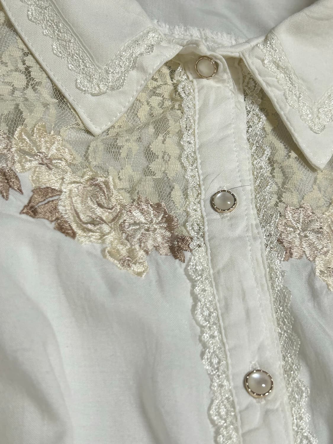 엑시즈팜 시스루플라워 자수디테일 아이보리 셔츠  상품이미지2