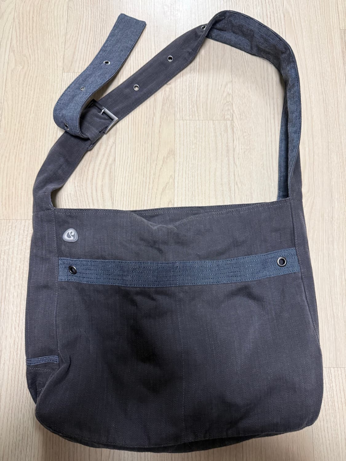 코이세이오 스트라이프 크로스백 차콜  상품이미지3