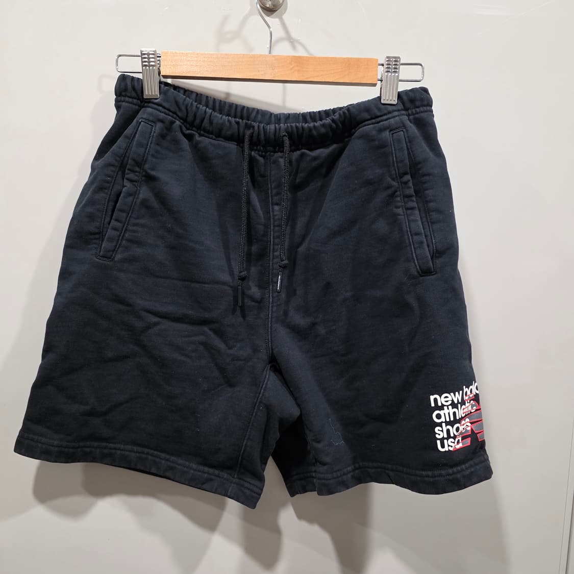 뉴발란스 그래픽 로고 스웨트 반바지 상품이미지1