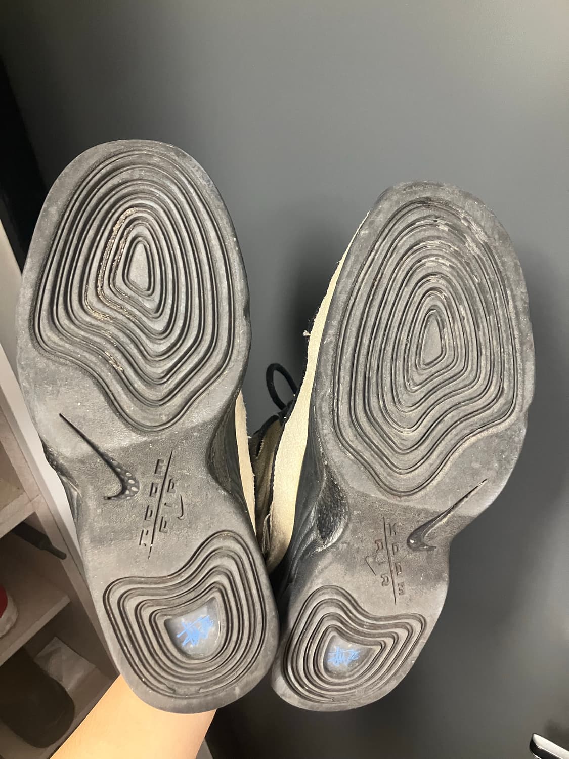 나이키x스투시 에어페니 2 라탄 앤 라임스톤  상품이미지3