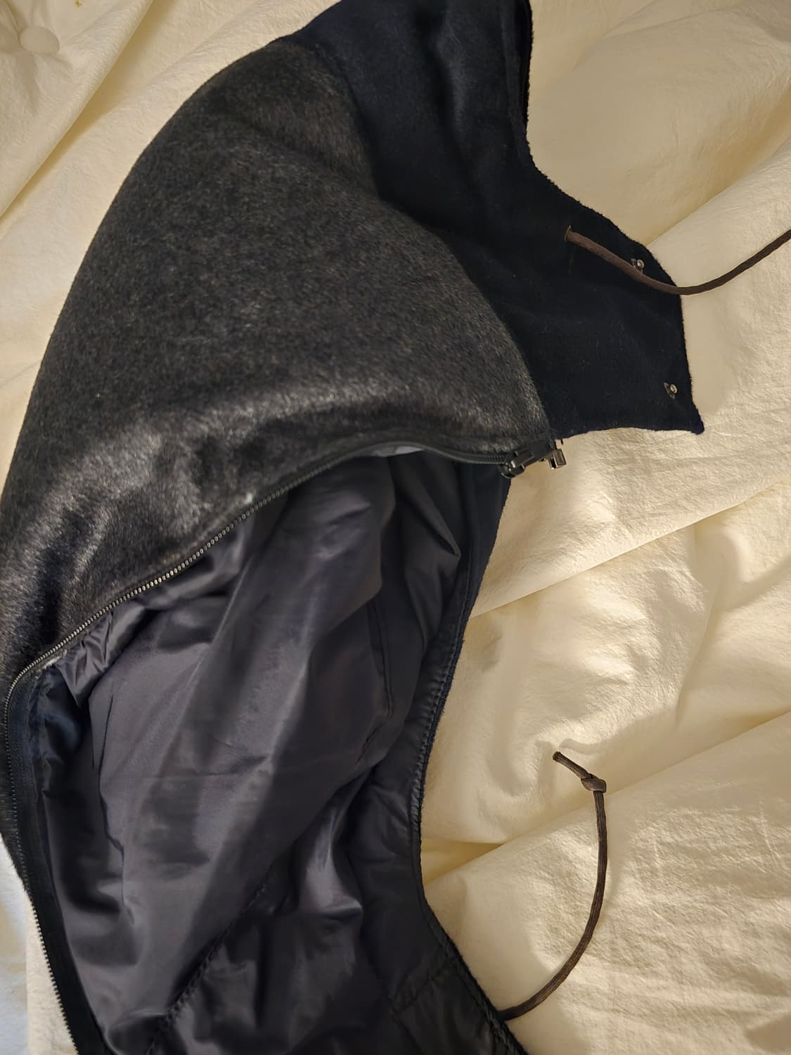 슈가케인 캐시미어,울 후드틸부착 패딩조끼입니다. 상품이미지7