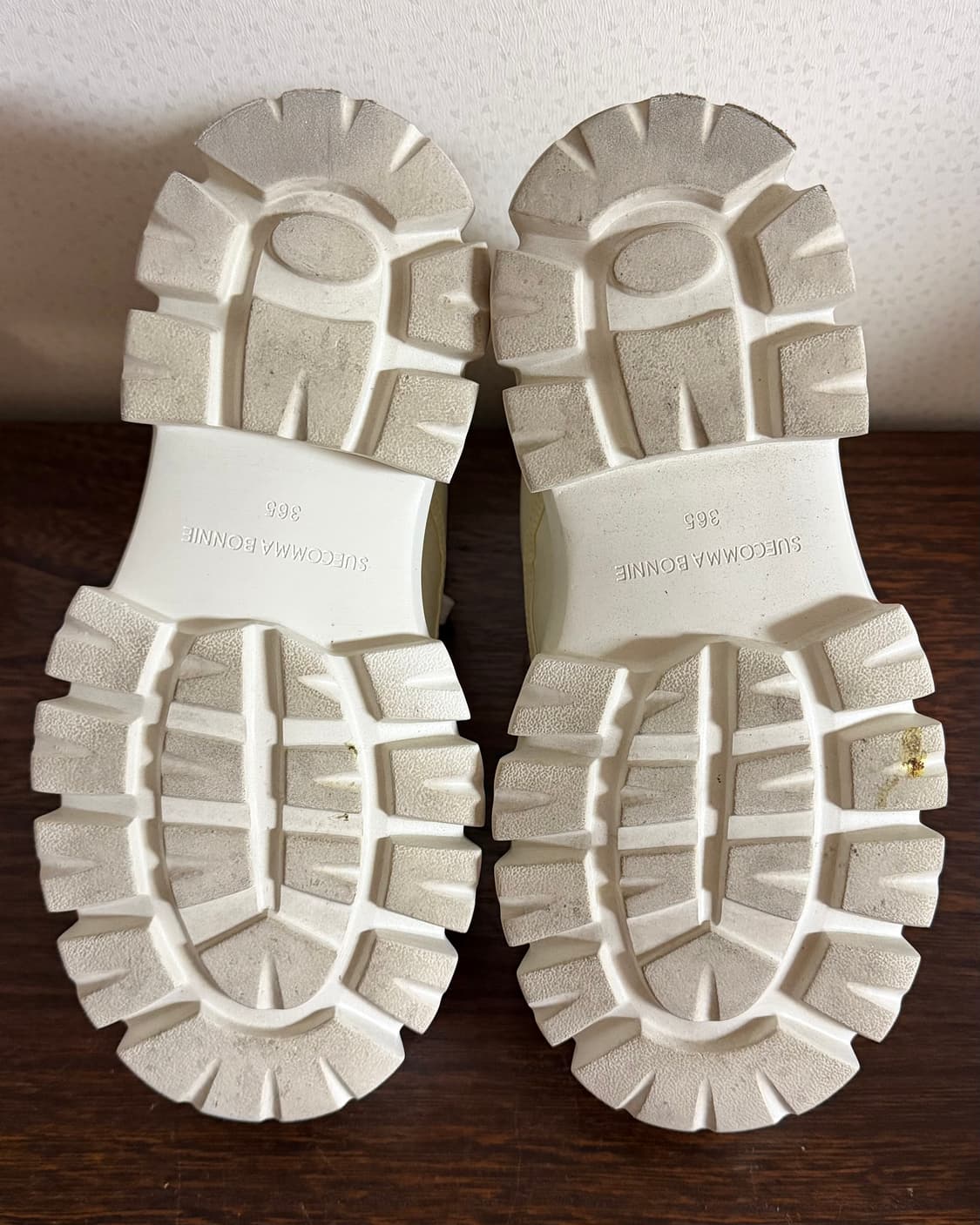 슈콤마보니 청키 플랫폼 워커 스니커즈 아이보리 유광 가죽 키높이 235 상품이미지9