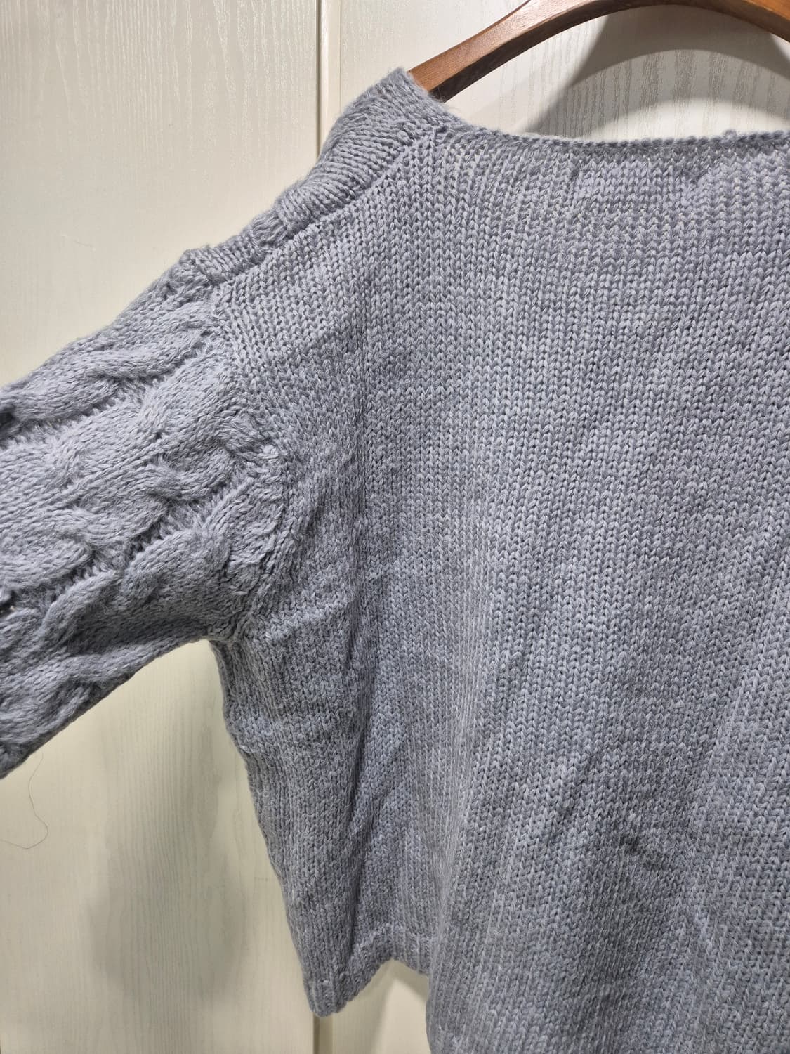 V넥 꽈배기 니트 하늘색 상품이미지8