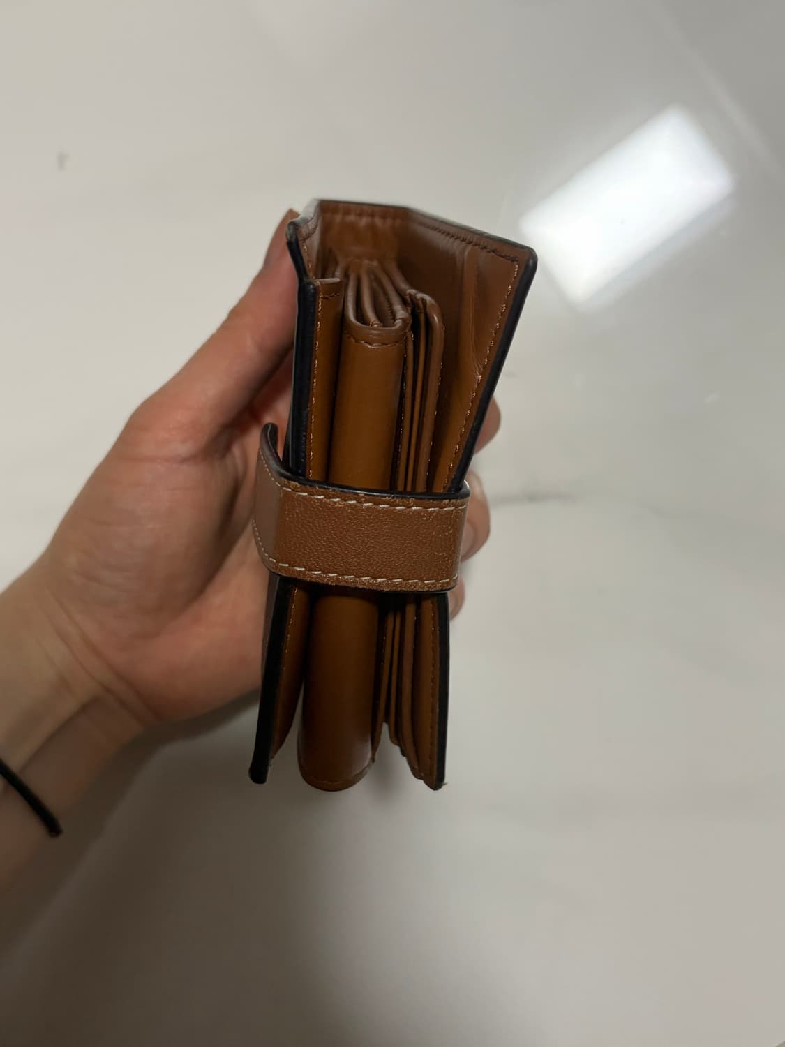 셀린느 트리오페 캔버스 스몰 스트랩 월렛 탄 상품이미지4