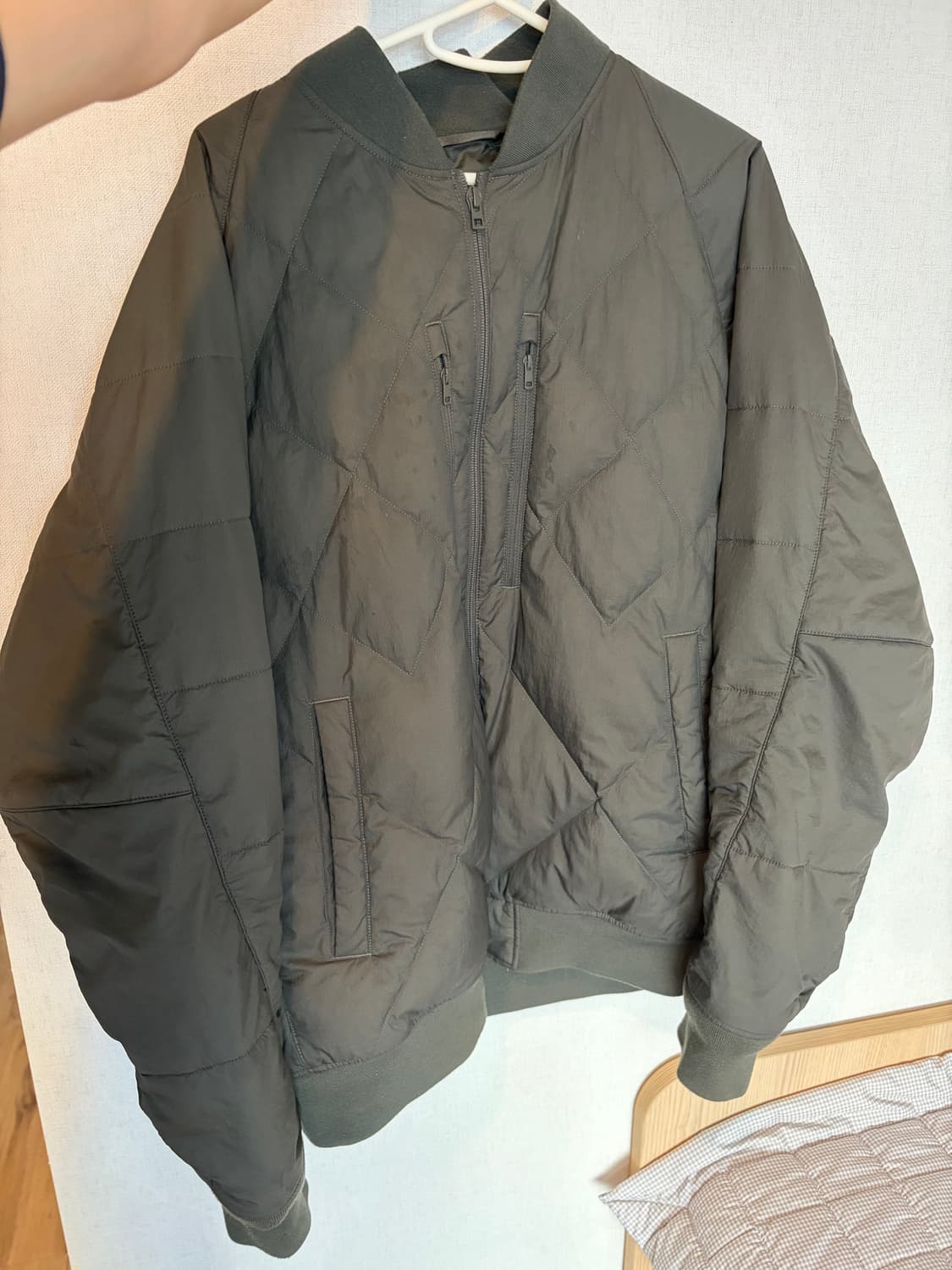 유니클로X화이트 마운티어링 하이브리드 다운자켓 상품이미지1