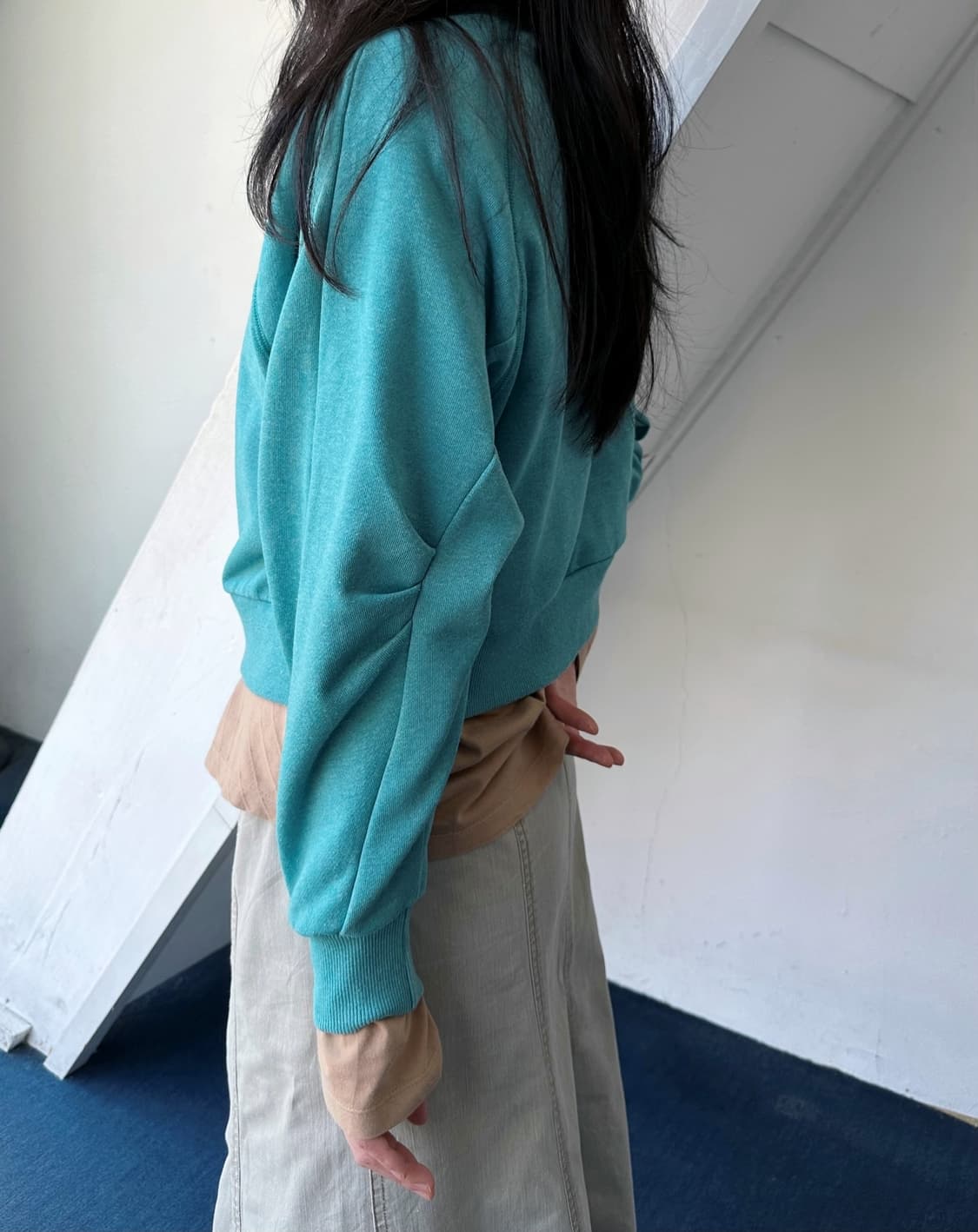 Design tuck sleeve cropped sweat P/O 상품이미지6