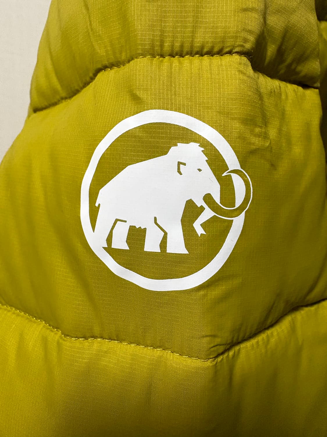 마무트 크래그 인슐레이션 후드 패딩 머스타드 색상 상품이미지3