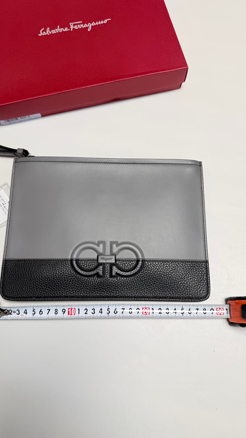 풀구성 새상품) 페라가모 간치니 투톤 클러치백 정가 968,000원  상품이미지10