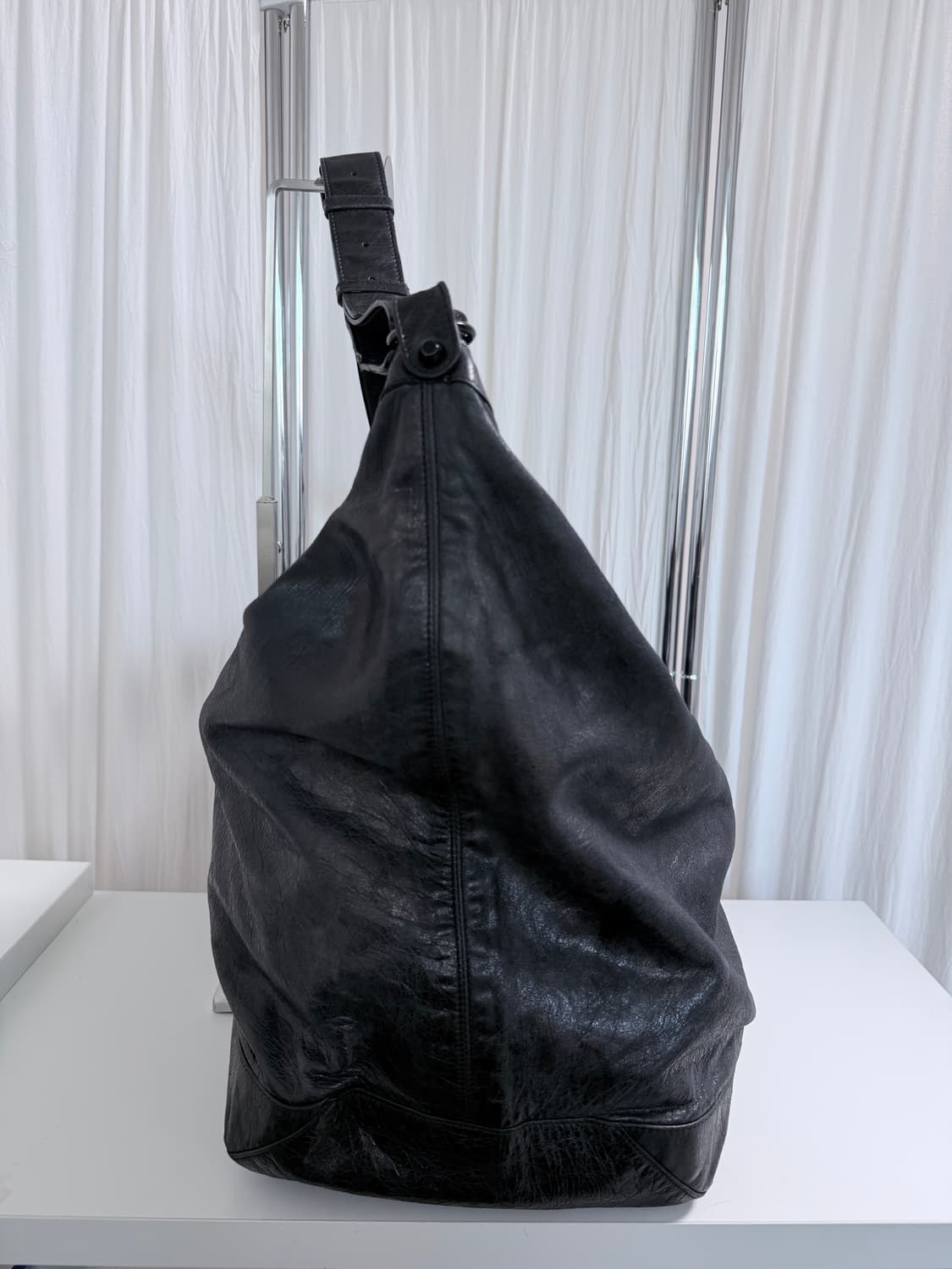 발렌시아가 커리어 모터백 블랙 상품이미지3