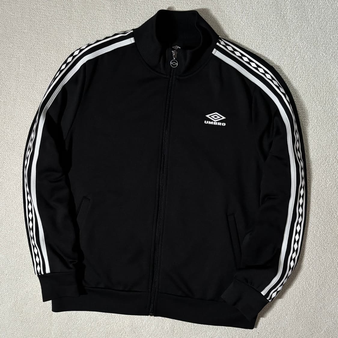 엄브로 블랙 검흰 사이드 다이아 트랙 자켓 져지 상품이미지1