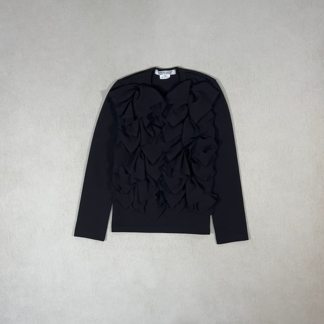 Ruffle Long Sleeve Black Tee 상품이미지1