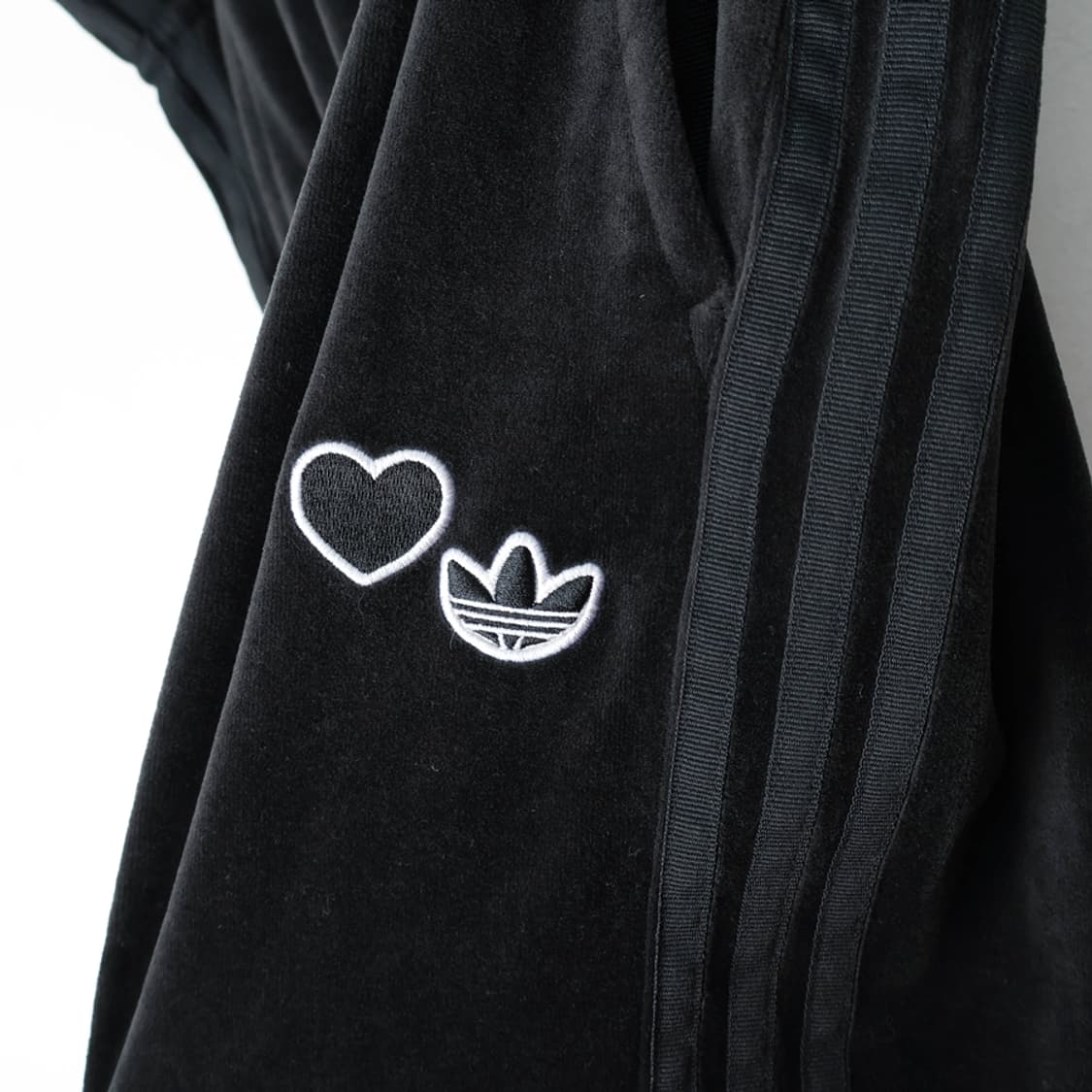 28/아디다스 VDAY 벨루어 트랙팬츠 상품이미지4