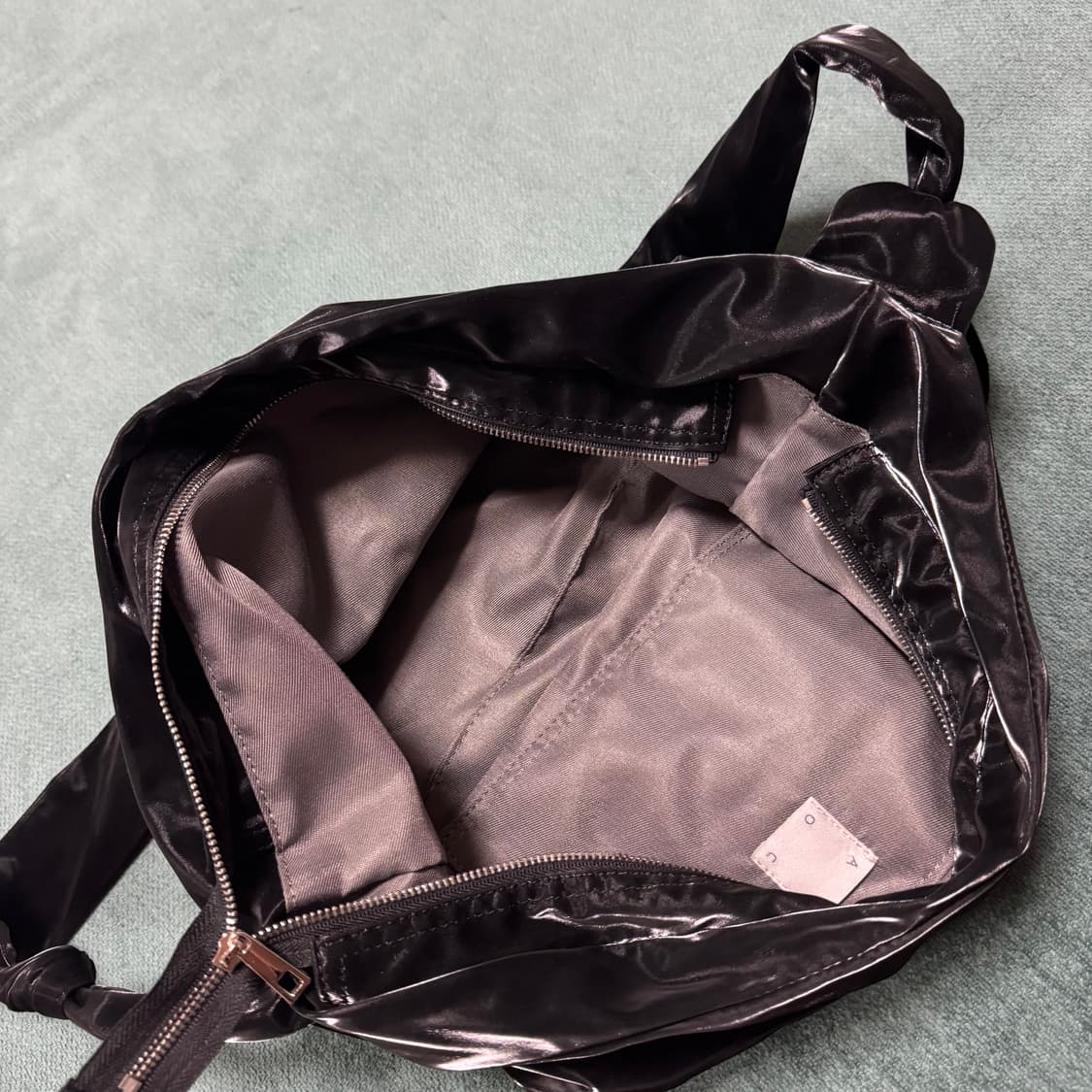 아코크 글로시 하프문 크로스백 블랙 상품이미지3