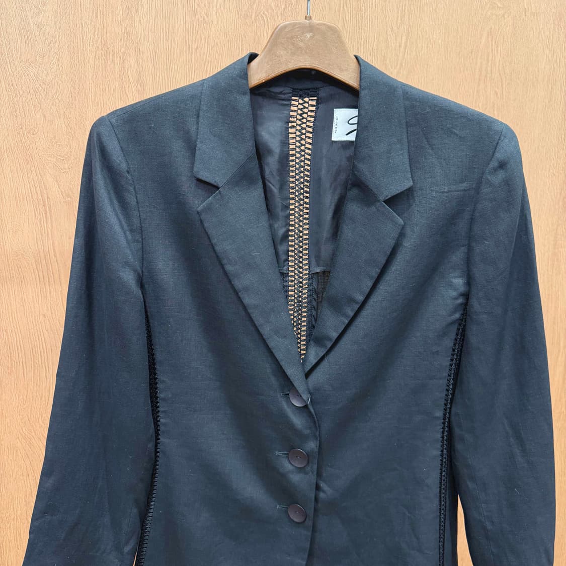 제니 자켓 테일러드 카라 백 오픈워크 니트 패널 디테일 레귤러핏 블랙 상품이미지4