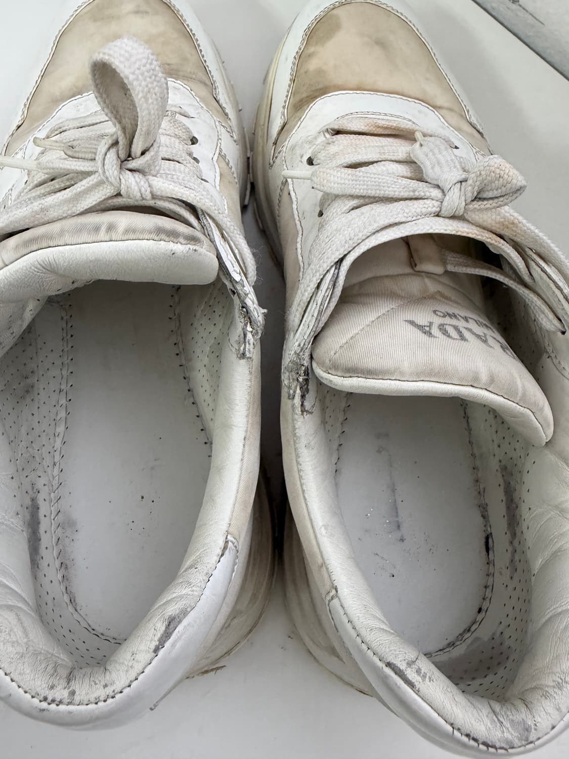 정품) 프라다 남성 리나일론 삼각로고 브러시드 레더 스니커즈 8  상품이미지8