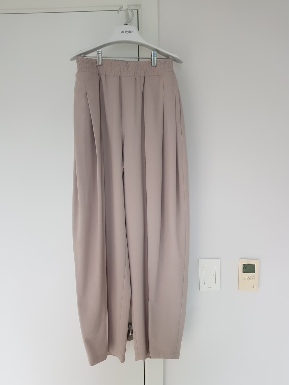 [2] 비긴202 멀티 플리츠 밴딩 슬랙스 스모크 크림 상품이미지1