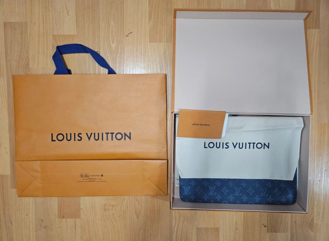 (정품/풀구성) 루이비통 쉐도우 포쉐트 블루 GM 클러치 상품이미지1