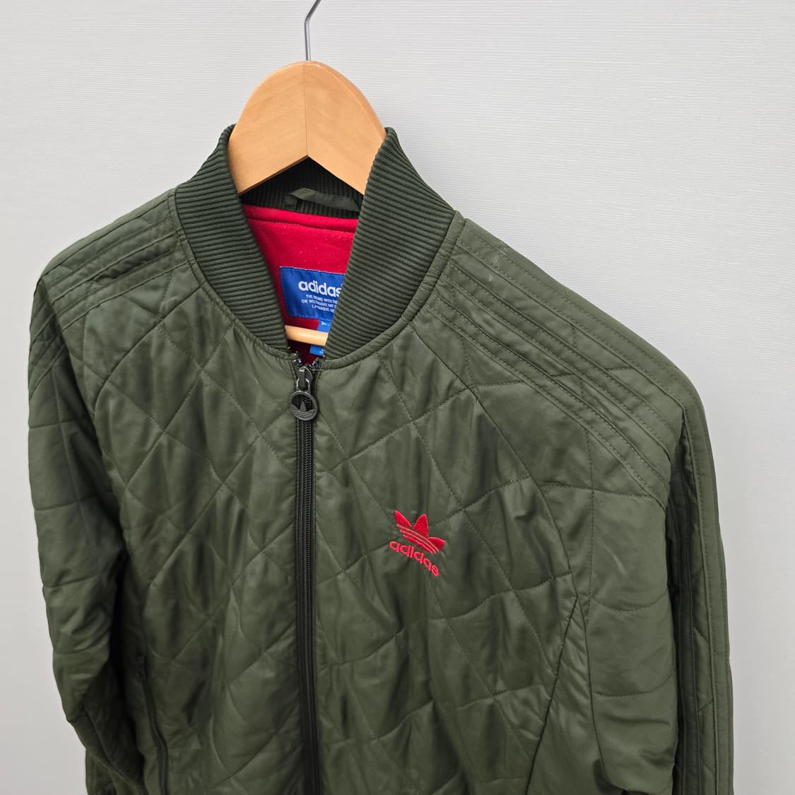 아디다스 퀼팅 봄버 자켓 카키색 상품이미지3