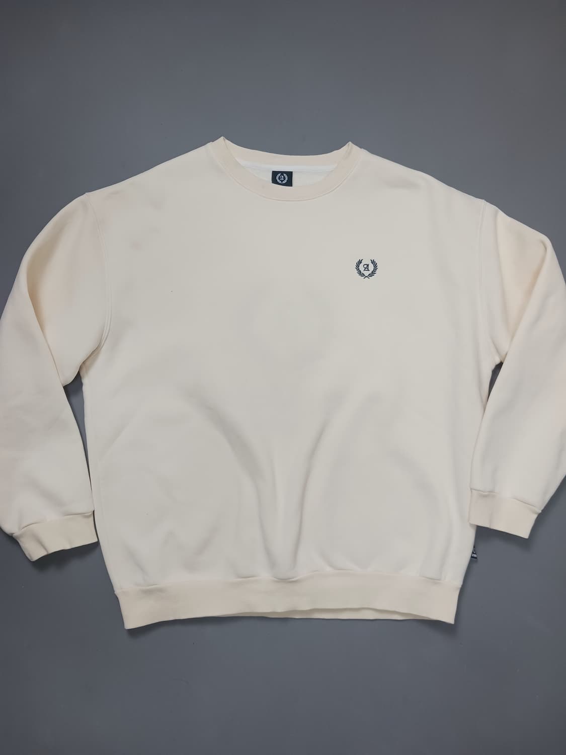 [프리] 어반드레스 자수로고 크림 기모 맨투맨 스웨트셔츠 상품이미지2