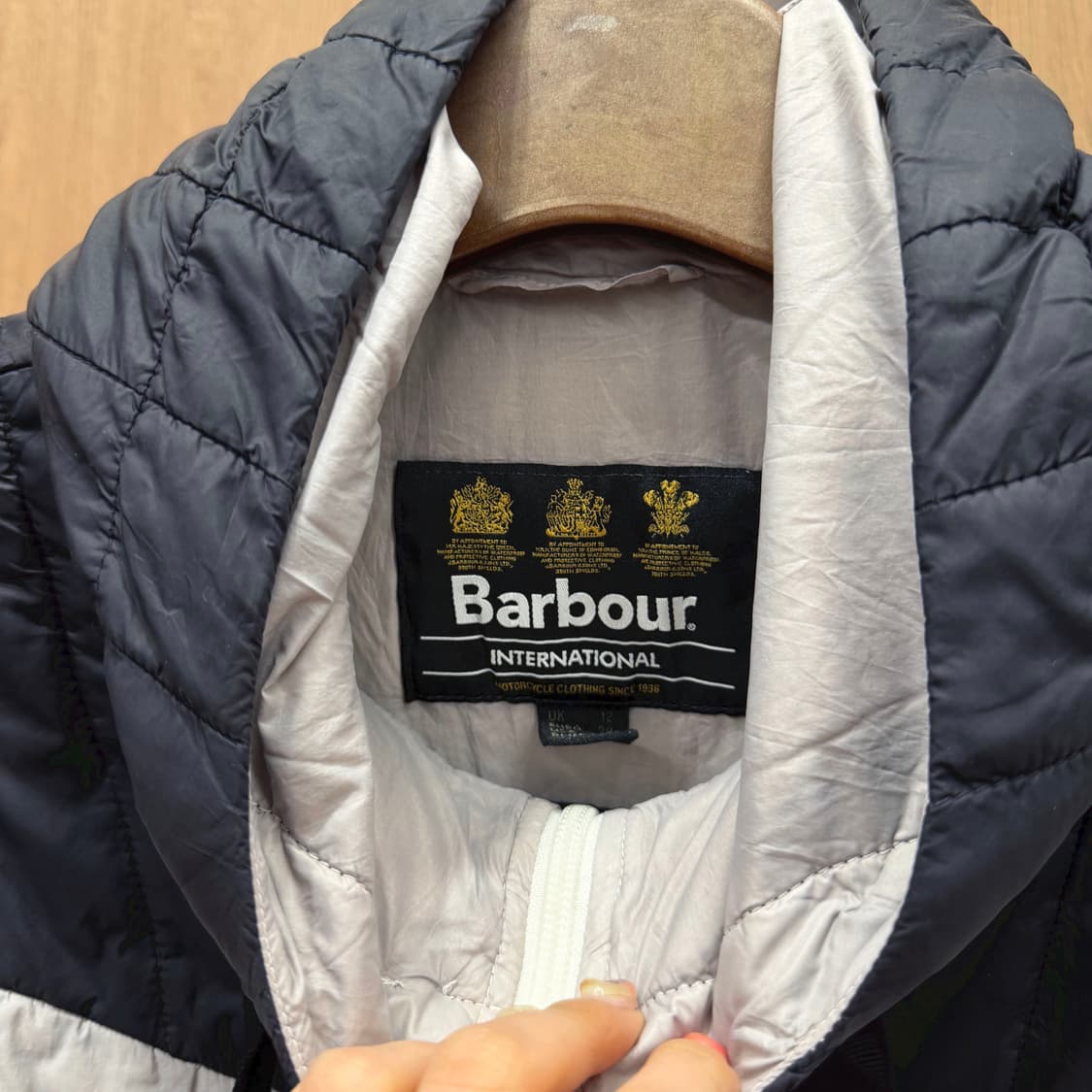 바버 후드 경량 패딩 배색 골드 로고 더블 포켓 디테일 라이트 그레이 상품이미지7