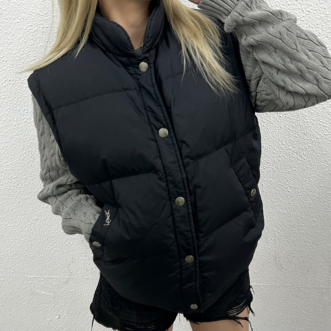 입생로랑 화이트자수 블랙 조끼패딩 상품이미지2