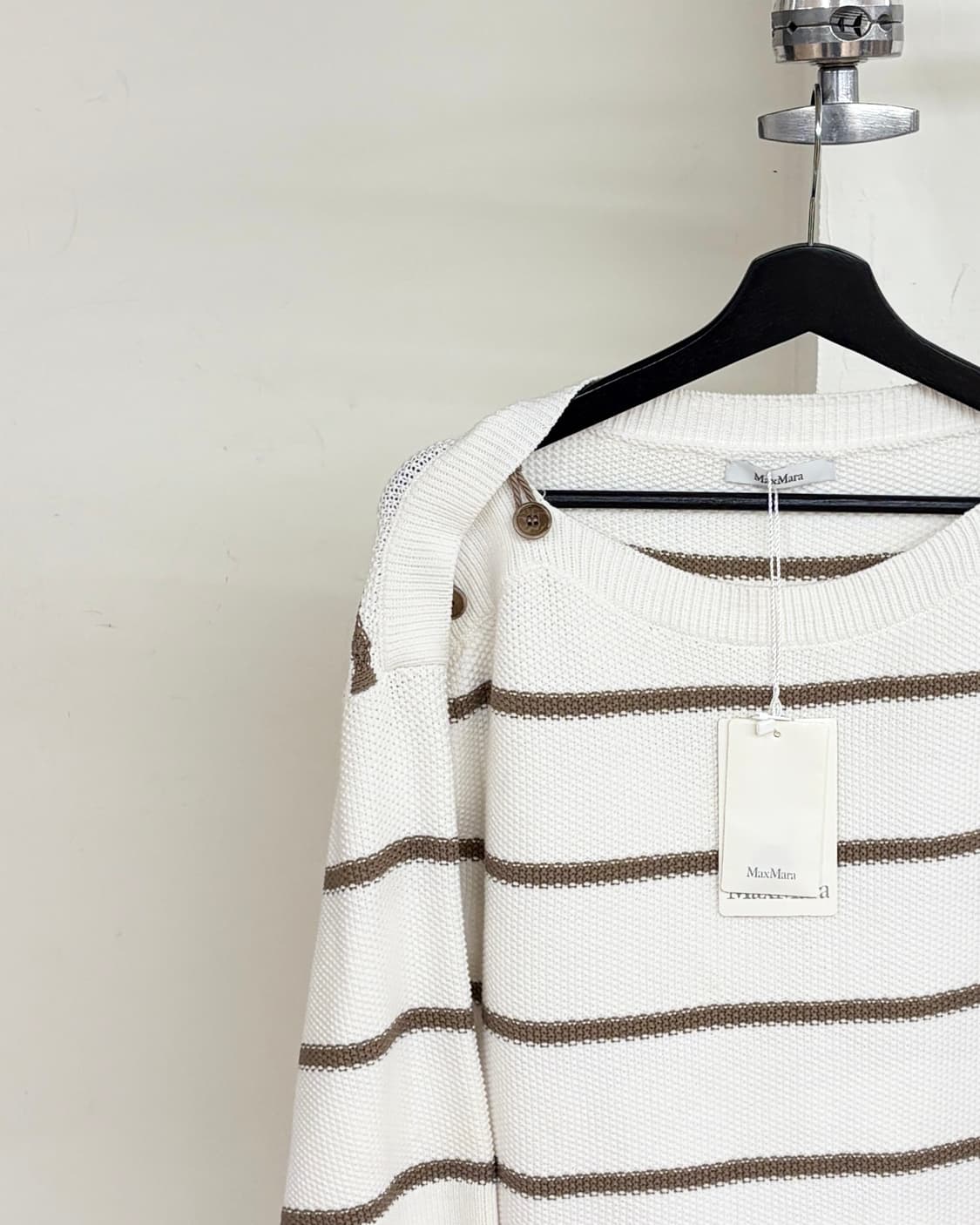막스마라 화이트 브라운 스트라이프 숄더버튼 니트 상품이미지3