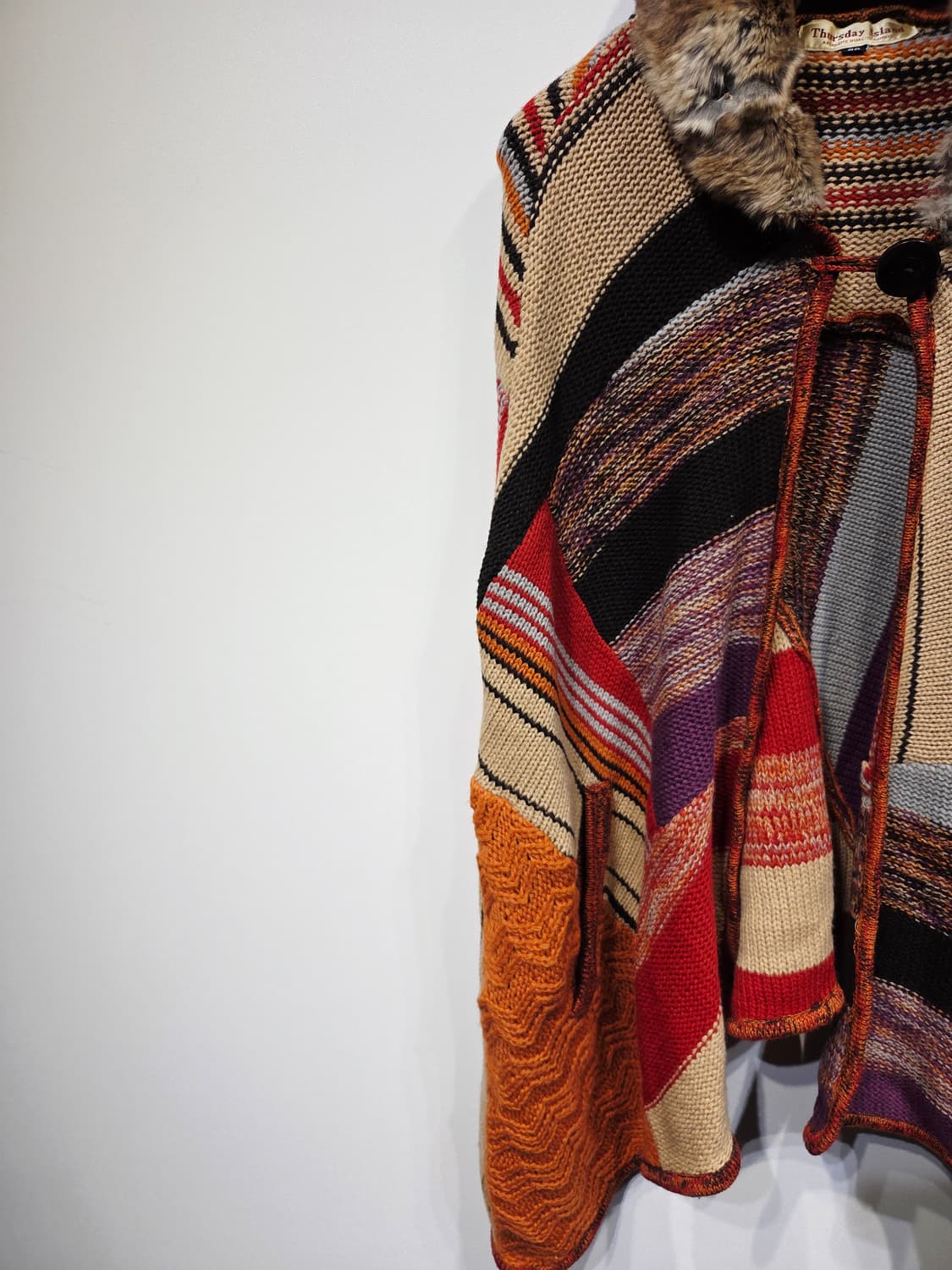 써스데이 아일랜드 에스닉 니트 퍼 케이프_90 상품이미지3