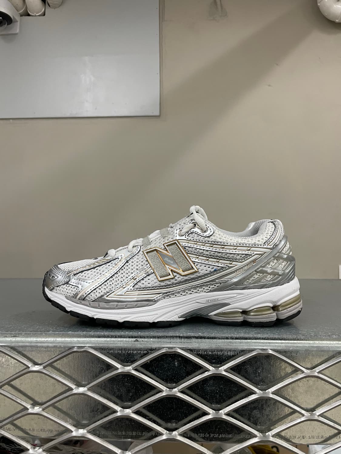 뉴발란스 1906R 화이트 메탈릭 실버 245 상품이미지1