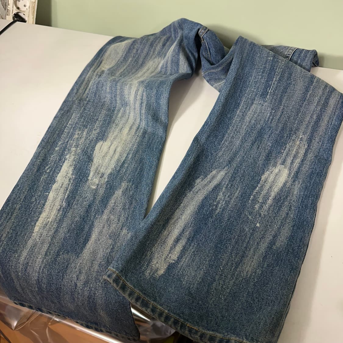 3 우먼L 세릭 CERRIC 세미부츠컷 페인팅워시드 플레어진 데님팬츠 상품이미지4