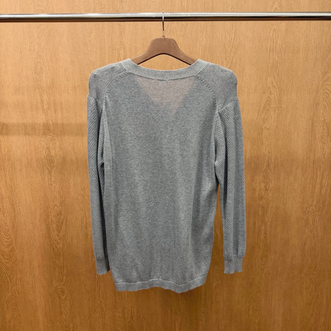 언더커버 브이넥 니트 가디건 슬리브 다이아 텍스쳐 배색 디테일 그레이 상품이미지3