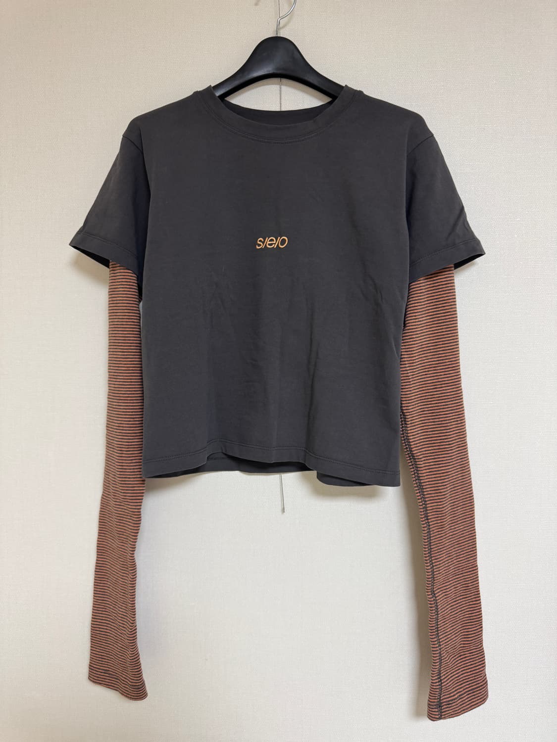 S/E/O STRIPE LAYERED TEE CHARCOAL 상품이미지1