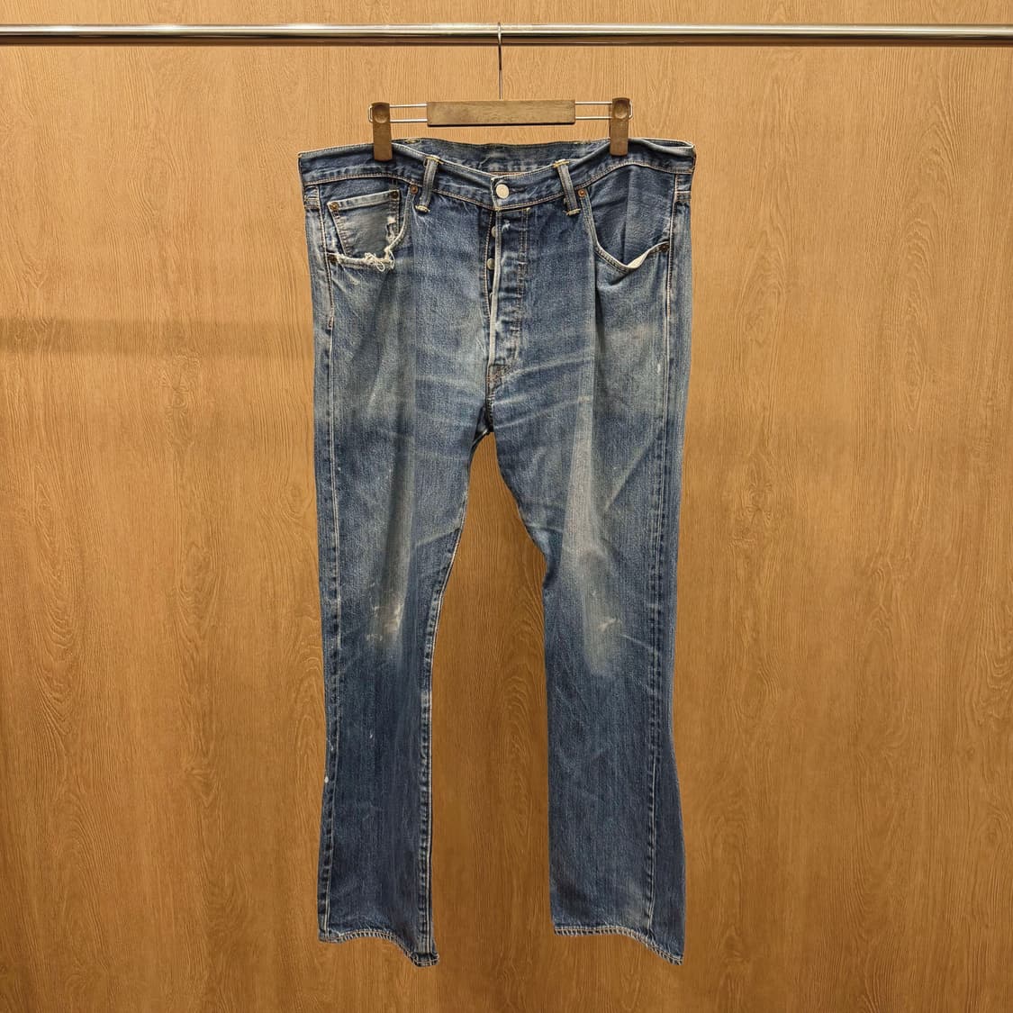 리바이스 501 워싱 데님 팬츠 버튼 클로징 레드 로고 탭 디테일 중청 상품이미지2