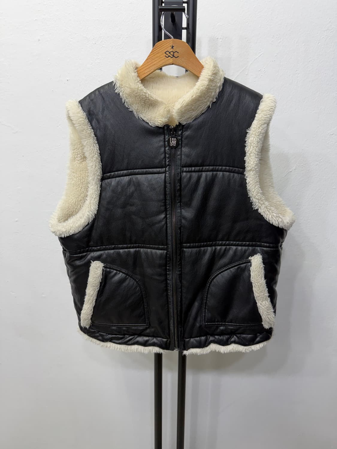 정품) O2ND 오즈세컨 한섬 오버핏 리버시블 양면 가죽 양털 조끼 82 상품이미지1