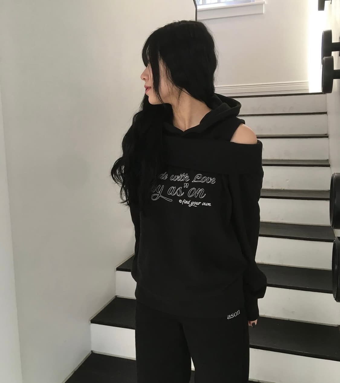 애즈온 키코 오프숄더 후드티 블랙 색상 상품이미지2