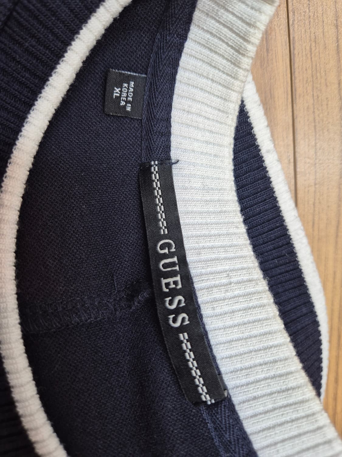 네이비 색상의 GUESS 남성 긴팔 티셔츠입니다. XL 사이즈이고, 95 상품이미지6