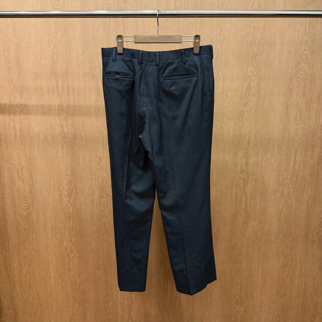 버버리 클래식 테일러드 슬랙스 팬츠 사이드 웰트 포켓 디테일 차콜 그레이 상품이미지3