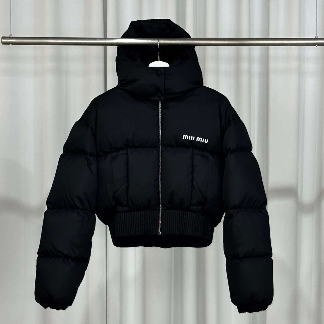 [정품] 미우미우 크롭 후드 패딩 나일론 다운 ML724  상품이미지1