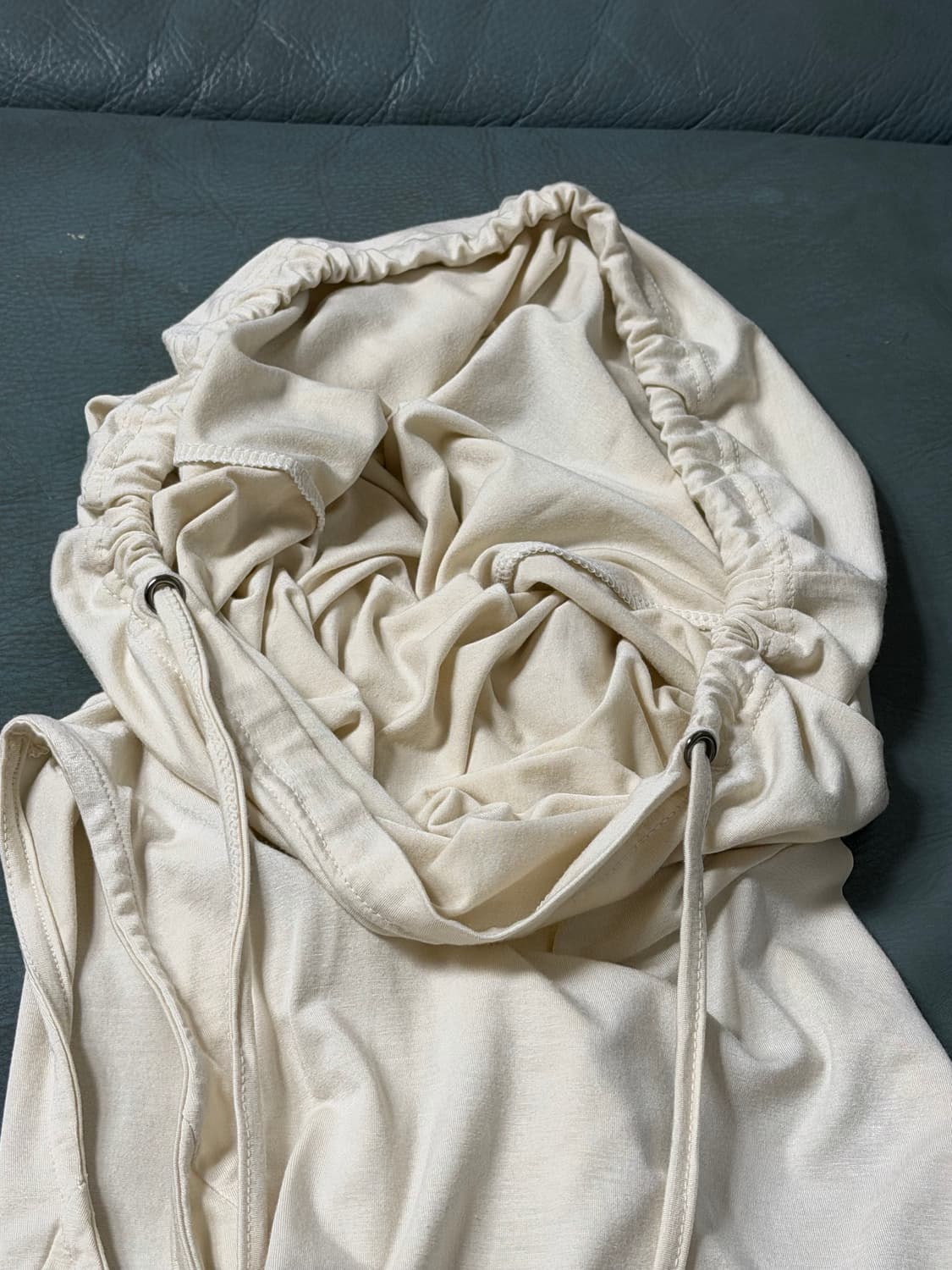 컷아웃 카울 후디 슬리브리스 아이보리 상품이미지2