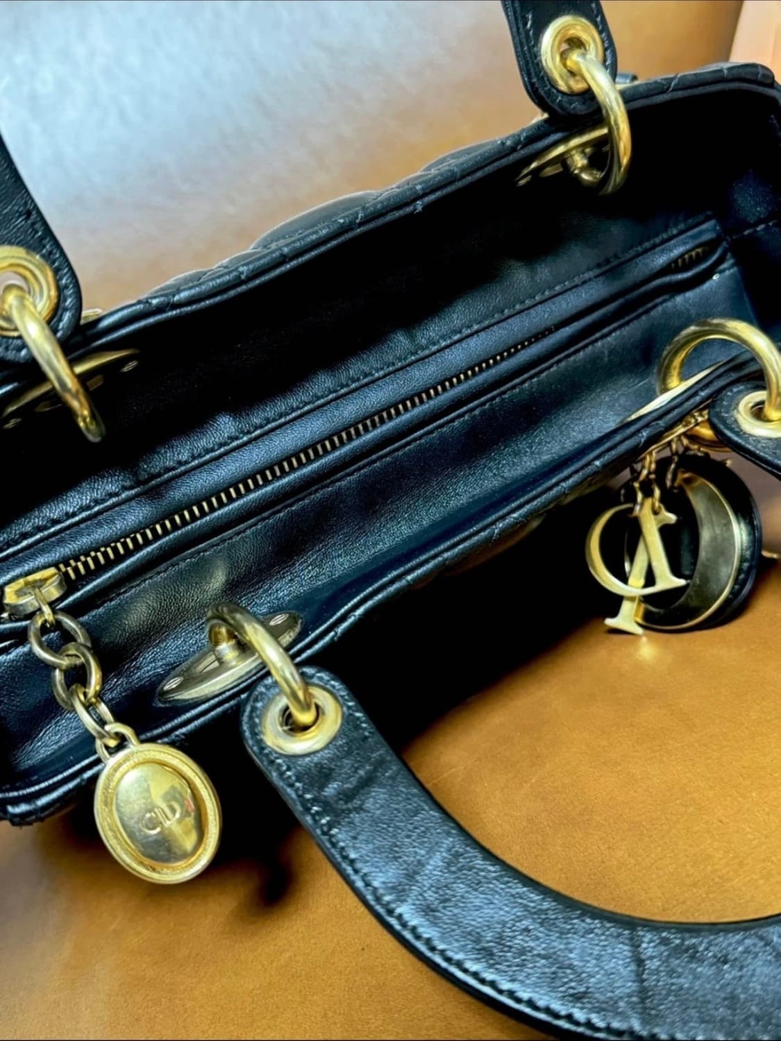 디올 레이디백 미디움 블랙 금장 상품이미지5