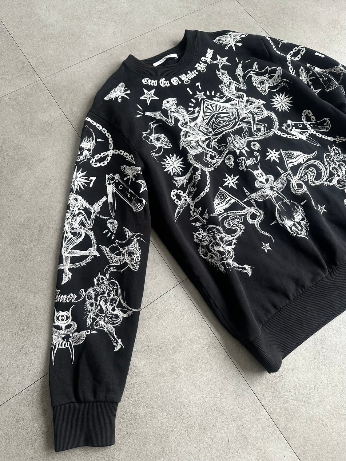 지방시 블랙스쿨 타투 올오버 맨투맨 상품이미지2