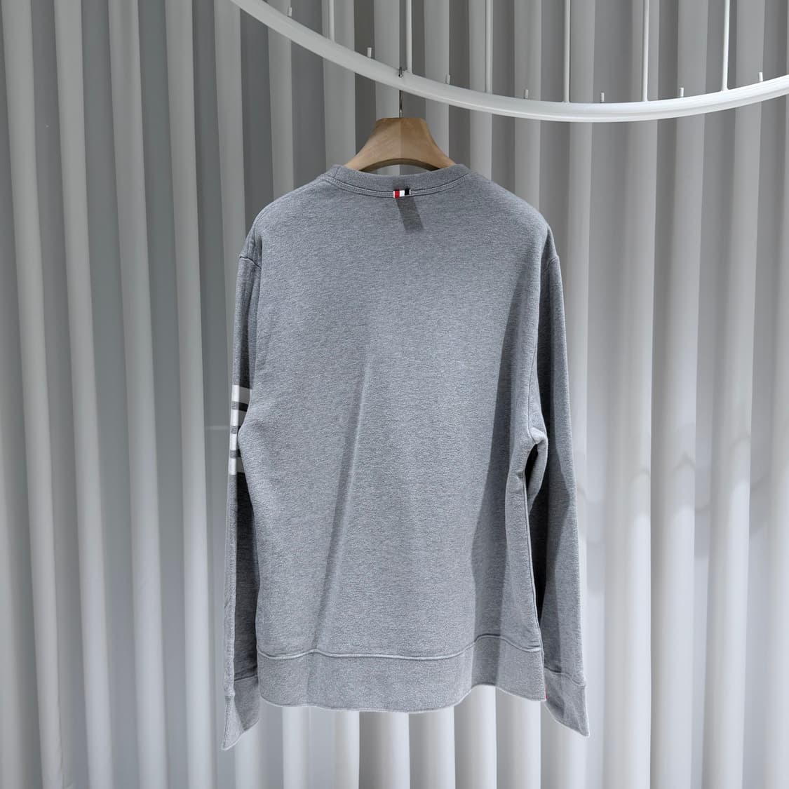 (A+/7) / 톰브라운 사선완장 클래식 그레이 맨투맨 상품이미지7