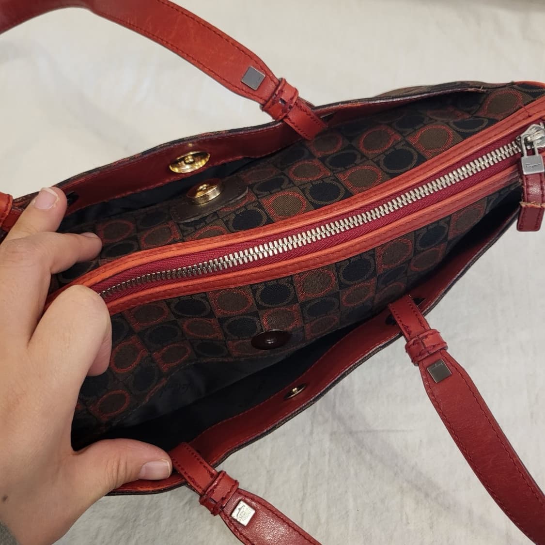 페라가모 간치니 숄더백 브라운 레드 상품이미지8