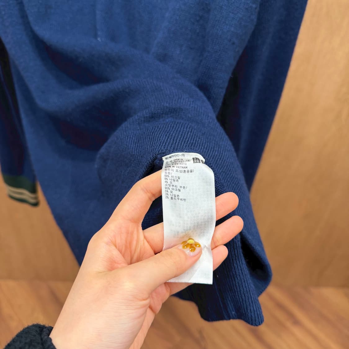 JW앤더슨 유니클로 하프 집업 니트 카라 배색 디테일 레귤러핏 네이비 상품이미지7