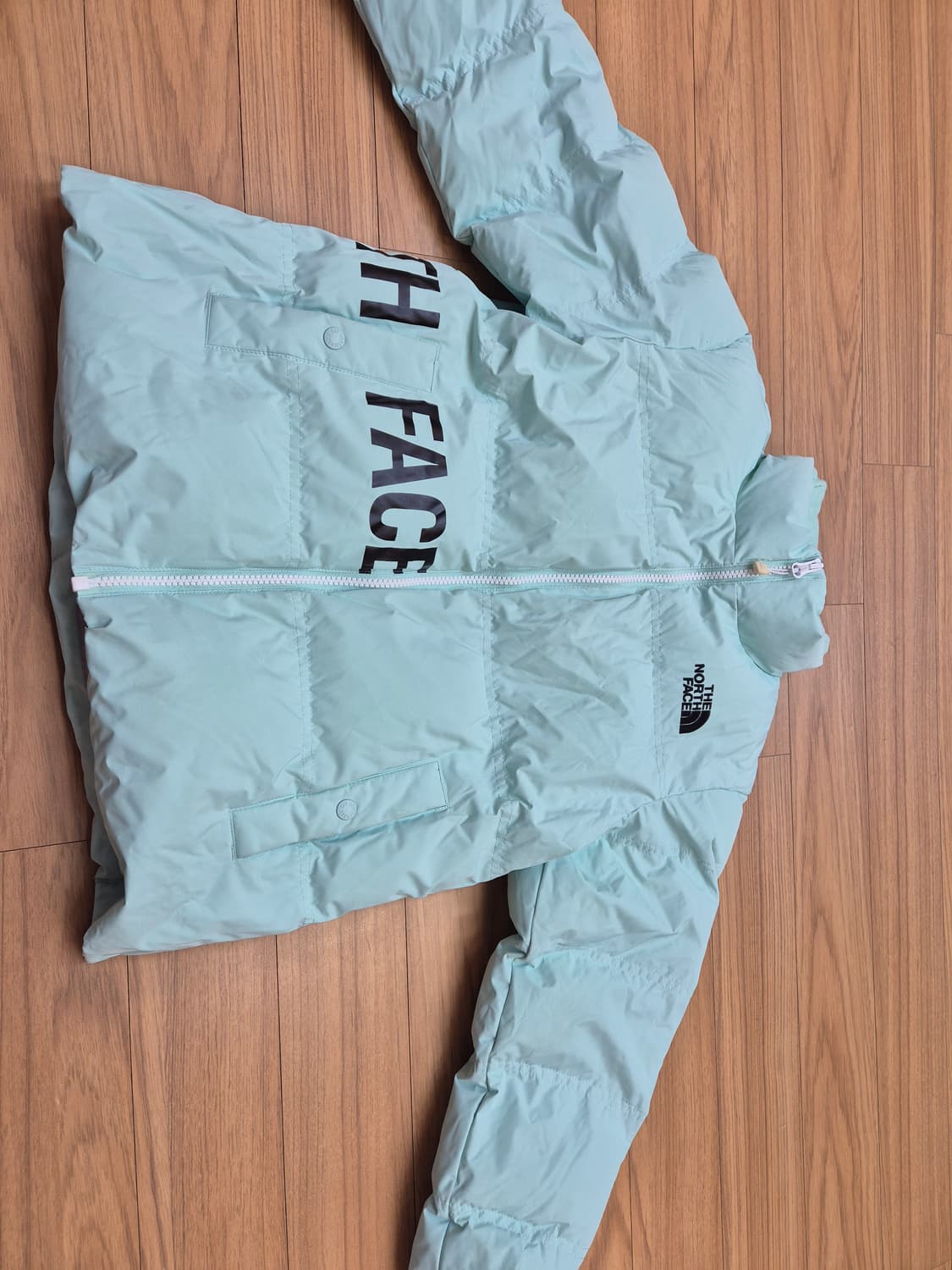 노스페이스 키즈 민트색 숏패딩입니다. 사이즈는 140으로 9~10세 아이 상품이미지1