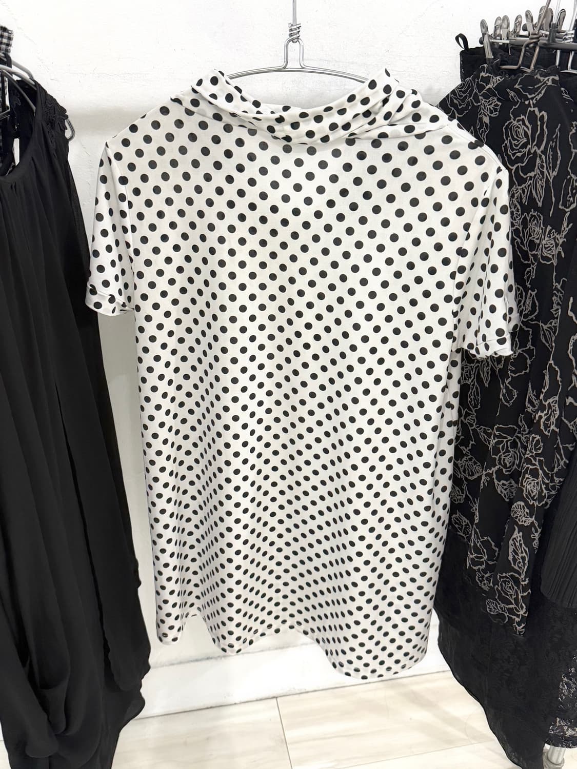 Black & White Dot Cowl Neck Top 상품이미지10